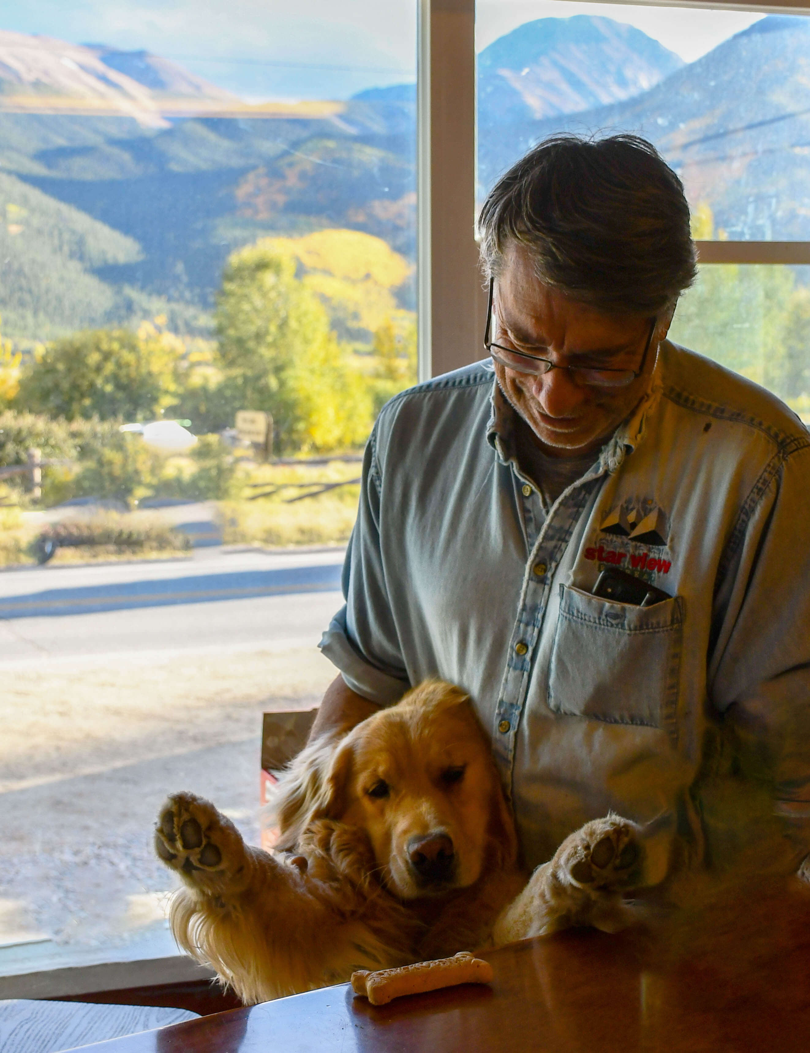 bob mathes and his golden retriever motu